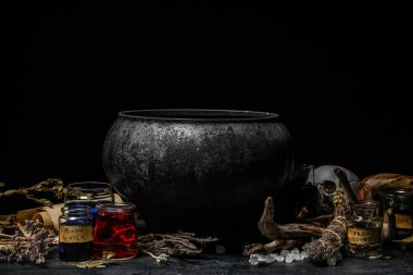 Cadıların kazanı ve karanlık arka planda ayin için sihirli özellikler