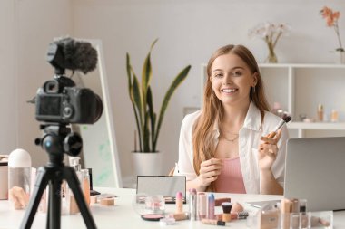 Makyaj fırçası ile giyinme odasında video kaydeden kadın güzellik blogcusu