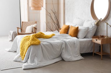 Yatak odasının iç kısmı ekose kumaşlı.