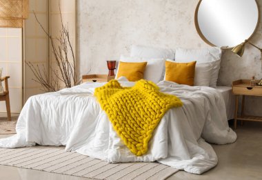 Yatak odasının iç kısmı ekose kumaşlı.