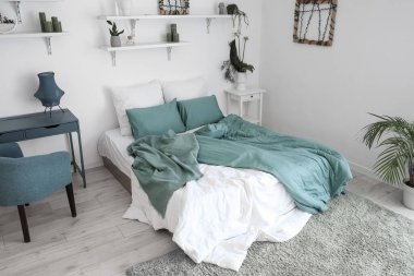 Rahat yataklı, aydınlık yatak odasının içi.