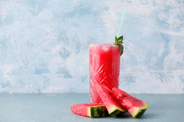 Renkli taze karpuz arkaplanlı lezzetli bir bardak.