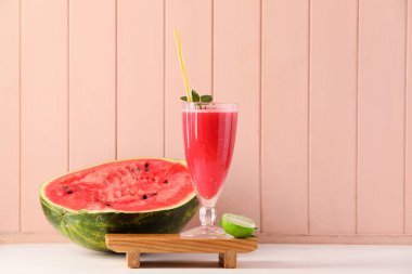 Masada pembe ahşap arka planda taze soğuk karpuz.