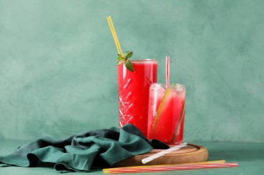 Yeşil arka planda taze soğuk karpuz bardakları