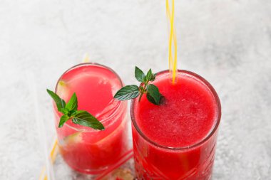 Hafif arka planda soğuk karpuzlu bardaklar, yakın plan.