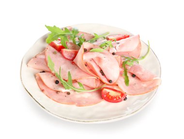 Beyaz arka planda lezzetli jambon dilimleri olan bir tabak.