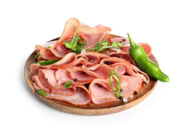 Beyaz arka planda lezzetli jambon dilimleri olan ahşap bir tabak.