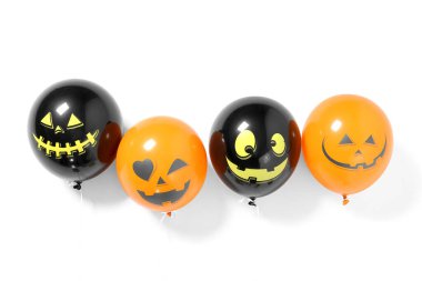 Beyaz arka planda komik Cadılar Bayramı balonları