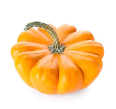 Beyaz arka planda izole edilmiş olgun Cadılar Bayramı kabağı