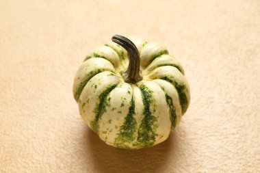 Bej arkaplanda Cadılar Bayramı kabağı