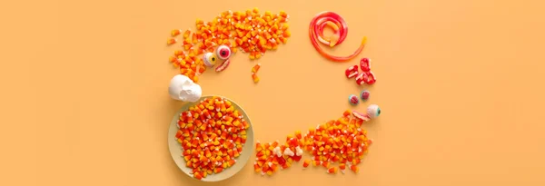 Ramka Wykonana Różnych Słodyczy Halloween Pomarańczowym Tle Widok Góry — Zdjęcie stockowe