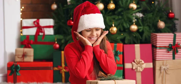 Aranyos Kislány Ajándékkal Karácsonykor — Stock Fotó