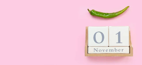 日付とカレンダー11月1日とテキストのためのスペースとピンクの背景に唐辛子 世界のビーガン日 — ストック写真