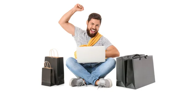 Bilgisayarlı Beyaz Arka Planda Alışveriş Torbaları Olan Mutlu Bir Adam — Stok fotoğraf