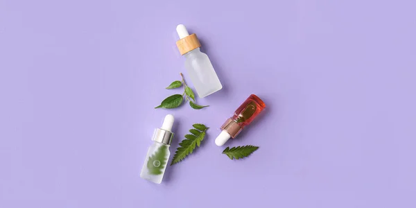 Lahvičky Kosmetické Sérum Rostlinné Listy Šeříkovém Pozadí — Stock fotografie