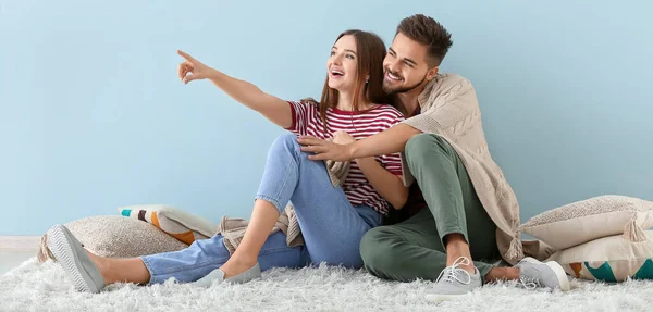 Portrait Happy Young Couple Sitting Floor Light Blue Wall — Stock Photo, Image