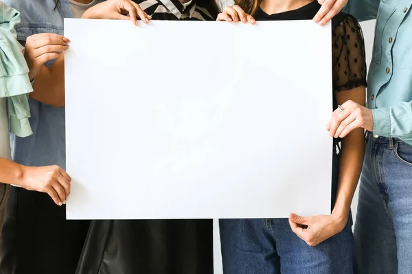 Mujeres Con Hoja Papel Blanco Sobre Fondo Blanco Primer Plano — Foto de Stock