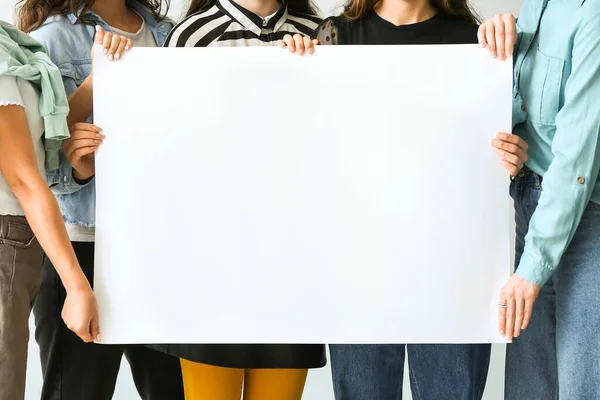 Mujeres Con Hoja Papel Blanco Sobre Fondo Blanco Primer Plano —  Fotos de Stock