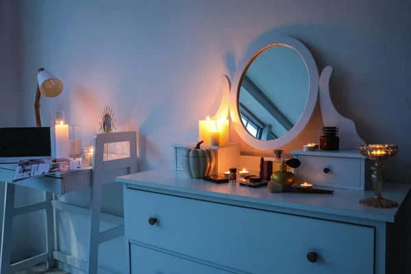 Kommode Mit Brennenden Kerzen Kosmetik Und Spiegel Nahe Lichtwand — Stockfoto
