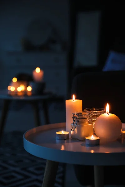 Tisch Mit Brennenden Kerzen Dunklen Wohnzimmer Nahaufnahme — Stockfoto