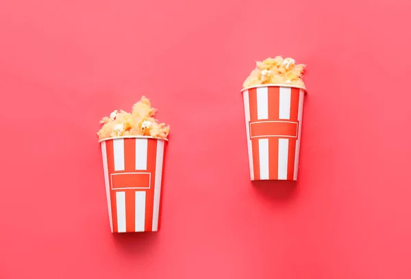 Popcorn Cups Med Söt Bomull Godis Röd Bakgrund — Stockfoto