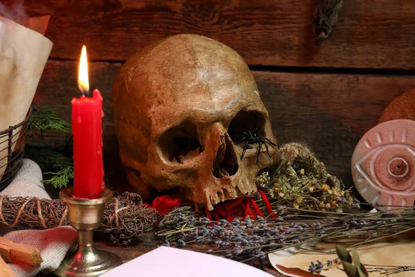 魔法属性和魔方桌上的骷髅 — 图库照片