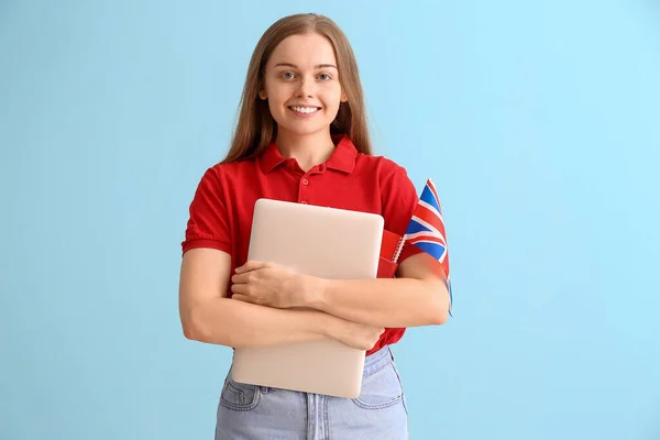 Młoda Kobieta Brytyjską Flagą Laptopem Niebieskim Tle — Zdjęcie stockowe