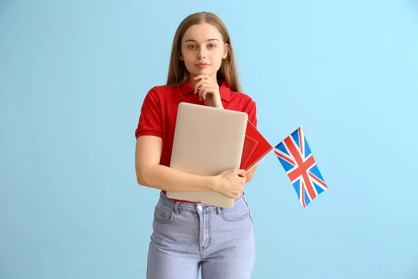 Młoda Kobieta Brytyjską Flagą Laptopem Niebieskim Tle — Zdjęcie stockowe