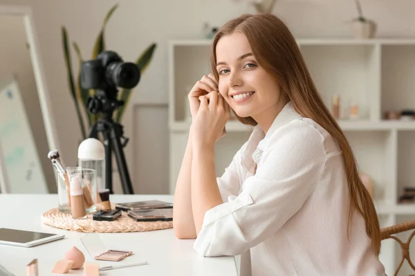 女性美容ブロガー座ってテーブルでドレッシングルーム — ストック写真