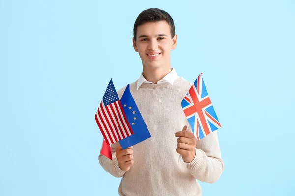 Adolescente Com Bandeiras Reino Unido Eua União Europeia Fundo Azul — Fotografia de Stock