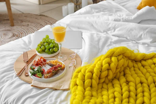 Vassoio Con Gustosa Colazione Occhiali Sul Letto — Foto Stock