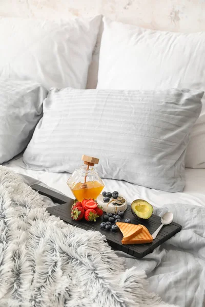 Wooden Board Tasty Breakfast Bed — Stock Photo, Image