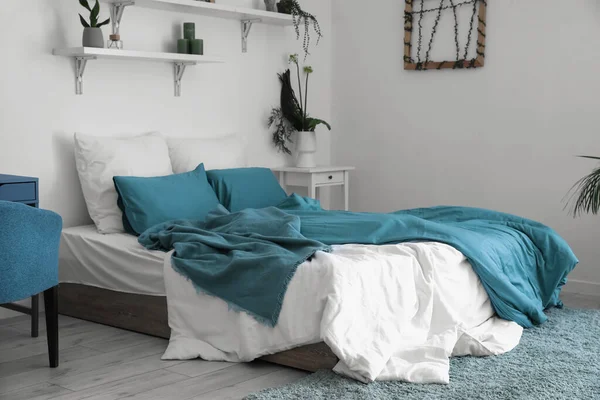 Bequemes Bett Inneren Des Stilvollen Hellen Schlafzimmers — Stockfoto