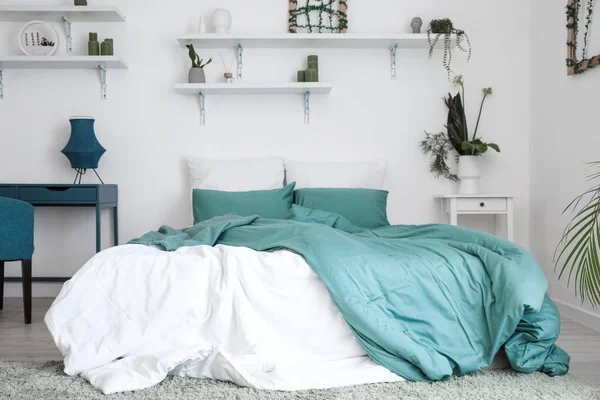 Interieur Van Lichte Slaapkamer Met Comfortabel Bed — Stockfoto