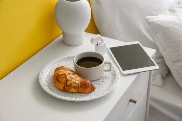 Placa Con Sabroso Croissant Taza Café Tableta Auriculares Mesa Dormitorio — Foto de Stock