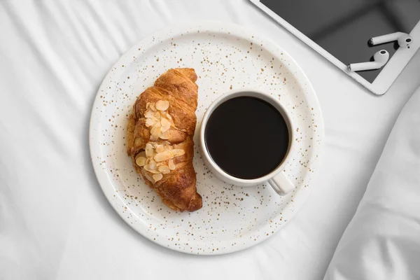 Prato Com Croissant Delicioso Xícara Café Aromático Cama — Fotografia de Stock