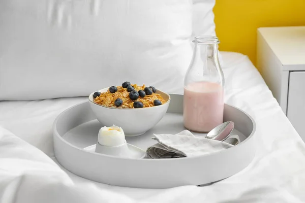 Kahvaltı Tepsisi Yatakta Bir Şişe Yoğurt — Stok fotoğraf