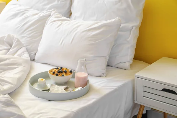 Rahat Yatakta Lezzetli Bir Kahvaltı — Stok fotoğraf