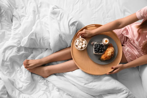 Jeune Femme Tenant Plateau Bois Avec Délicieux Petit Déjeuner Sur — Photo