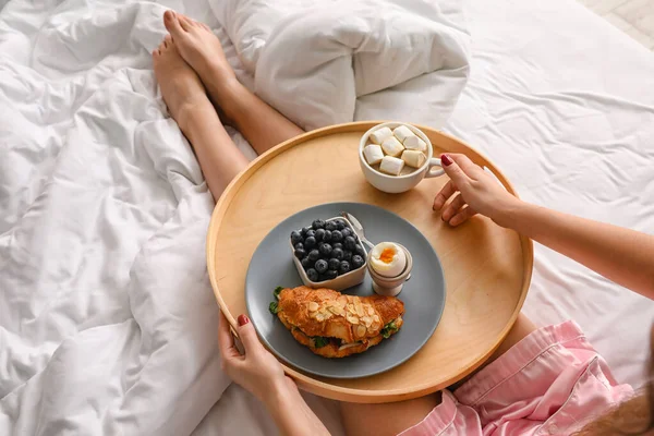 Frau Hält Holztablett Mit Leckerem Frühstück Auf Dem Bett — Stockfoto