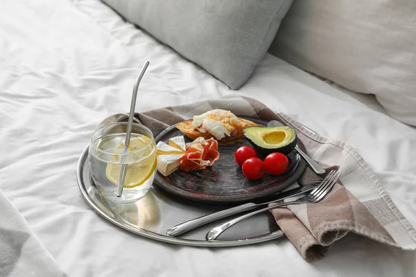 Tray Tasty Breakfast Glass Water Bed — Stock Photo, Image