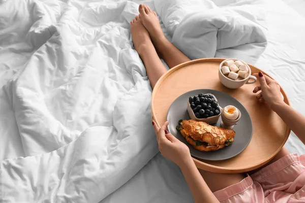 Femme Tenant Plateau Bois Avec Petit Déjeuner Savoureux Sur Lit — Photo