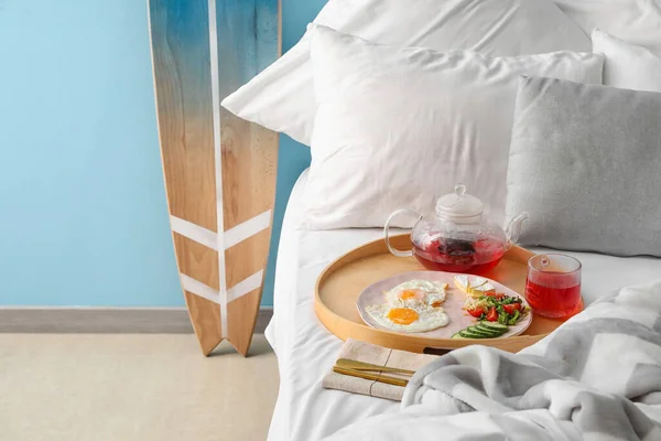 Tahta Tepside Rahat Bir Yatakta Lezzetli Bir Kahvaltı — Stok fotoğraf
