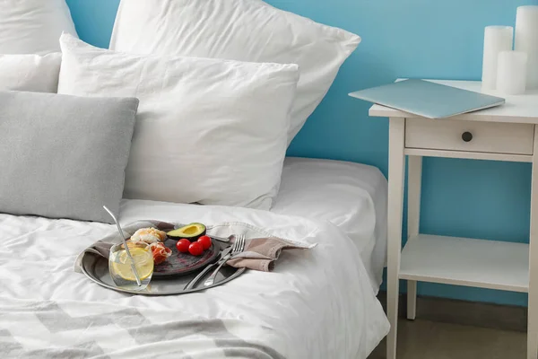 Nefis Kahvaltı Tepsisi Yatağın Üzerinde Bir Bardak — Stok fotoğraf