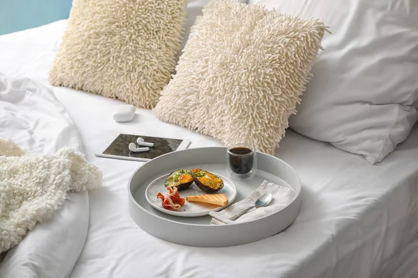 Lezzetli Kahvaltı Tepsisi Yatakta Bir Fincan Kahve — Stok fotoğraf