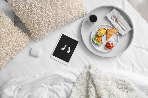Lezzetli Kahvaltı Tepsisi Tablet Bilgisayar Kulaklıklar — Stok fotoğraf