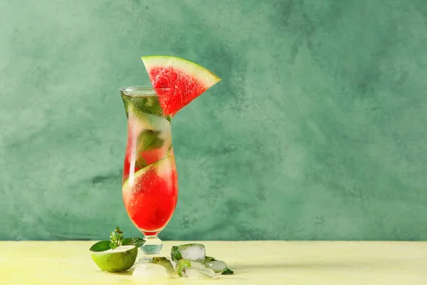 Glas Kalte Wassermelone Frisch Auf Dem Tisch Vor Farbigem Hintergrund — Stockfoto