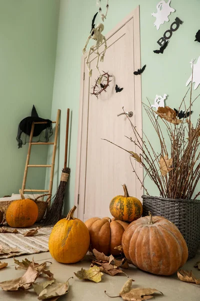 Innenraum Der Halle Mit Kürbissen Laub Und Halloween Dekor — Stockfoto