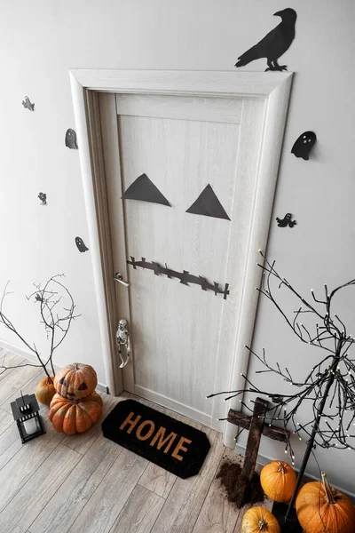 Innenraum Der Lichthalle Halloween Mit Tür Und Baumstehlampe Dekoriert — Stockfoto