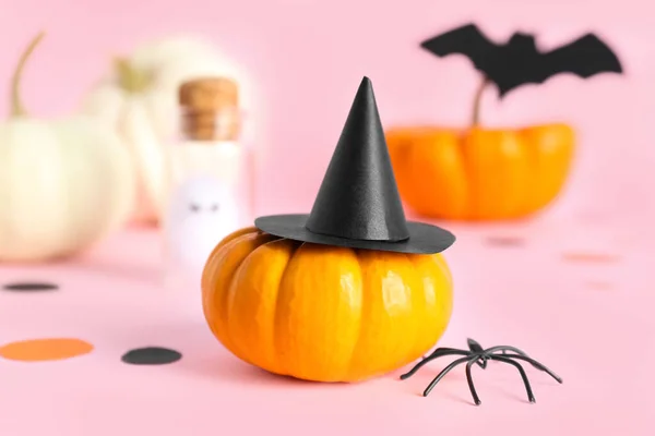 Abóbora Halloween Chapéu Bruxa Fundo Rosa — Fotografia de Stock